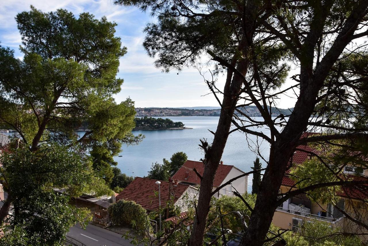 Casa De Verano - Penthouse In With The Private Garden Trogir